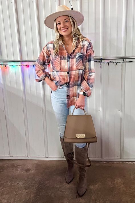 I am fresh off a recent Barn Party and doing a quick round up of my Barn Party outfit! Do you have an event coming up where you need to dress country chic? Or is this just your general style? Then these barn party outfit ideas are totally for you! Barn Party Outfit, Women's Wardrobe Essentials, Simple Casual Outfits, Barn Parties, Rodeo Outfits, Causal Outfits, Weekend Style, Weekend Outfit, Women's Wardrobe