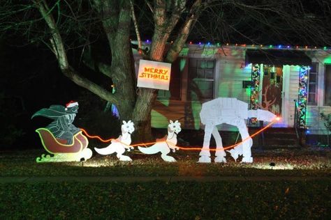 Merry Sithmas: How we made our own Star Wars Christmas lawn ornaments | @offbeathome Star Wars Xmas, Merry Sithmas, Christmas Star Wars, Geeky Christmas, Nerdy Christmas, Star Wars Home, Geek Christmas, Geek House, Star Wars Crafts