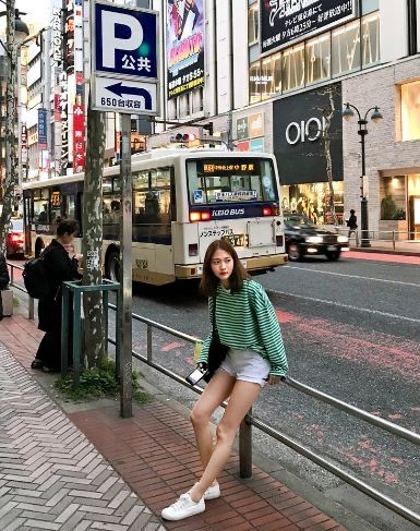 Hongkong Aesthetic Fashion, Seoul Photoshoot Ideas, Hongkong Photoshoot Ideas, Baguio Poses Ideas, Taiwan Picture Ideas, Hong Kong Ootd, Clothes To Wear In Singapore, Taiwan Aesthetic Outfit, Tokyo Womens Fashion