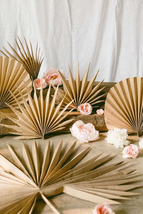 DIY faux dried palm leaves. Faux real! These DIY Dried Paper Palm Fronds are easy and you can make a GIANT version of them too, just like the real thing :) #ruffledblog #diypaperideas #driedpalmleaves #palmfronds #paperfans How To Dry Palm Fronds, Diy Dry Palm Leaves, Paper Palm Leaves Diy, Palm Leaves Diy, Palm Tree Crafts, Palm Leaf Decor, Boho Birthday Party, Palm Tree Leaves, Paper Leaves