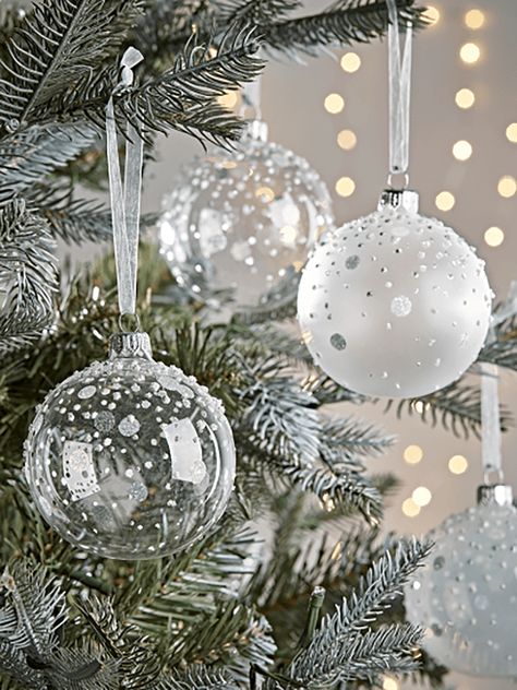 Set of Six Glorious Glass Globes Christmas Baubles Ideas, Gold Silver Christmas Decor, Clear Baubles Ideas, Christmas Bauble Ideas, White And Silver Christmas Decorations, White Christmas Tree Ornaments, Christmas Tree Glass Ornaments, White And Silver Christmas, White Gold Christmas