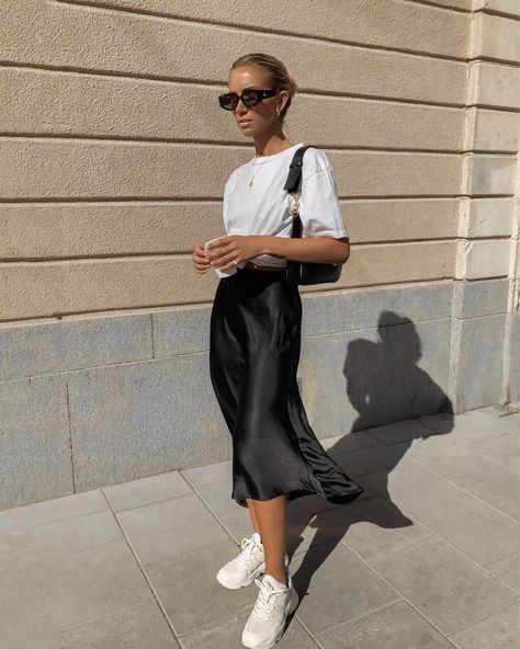 Midi Rok Outfit, Silk Skirt Outfit, Midi Outfits, Silk Slip Skirt, Black Silk Skirt, Rok Outfit, Black Skirt Outfits, Midi Skirt Outfit, Rock Outfit