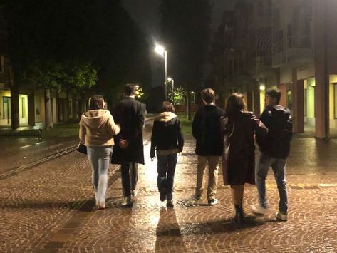 Friends Pictures Group Aesthetic, Boarding School Friend Group Aesthetic, Academic Friend Group, Group Of Friends Summer Aesthetic, Hogwarts Friend Group Aesthetic, Friend Group Of Six Aesthetic, Dark Academia Group Of Friends, Marauders Friendship Aesthetic, Friend Gang Aesthetic