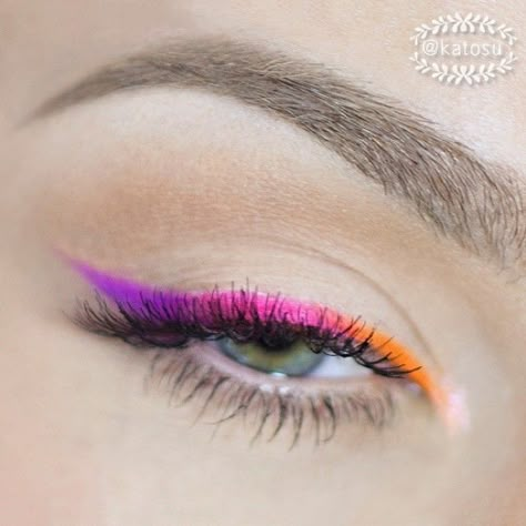 How to Apply Dramatic Colorful Eyeliner Colorful Eyeliner, Dramatic Eyeliner, Eyeliner Designs, Makeup 2018, Eyeshadow Tips, Dramatic Eye Makeup, Eye Liner Tricks, Dramatic Eyes, Colorful Eye Makeup