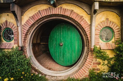 Hobbiton Movie Set Tour: Bilbo Baggins Bag End Circular Door Darcy Moore, Casa Do Hobbit, Hobbit Bilbo, Hobbit Houses, Hobbit Door, Bag End, Casa Hobbit, Hobbit Hole, Bilbo Baggins