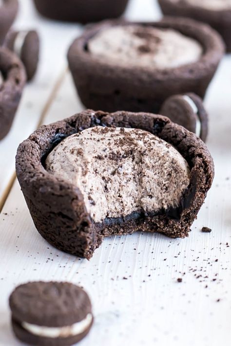 Desserts In Muffin Tins, Easy Oreo Cheesecake, Cheesecake Cookie Cups, Cheesecake Cookie, Oreo Cheesecake Cookies, Oreo Desserts, Oreo Dessert Recipes, Cookie Cups Recipe, Diy Dessert