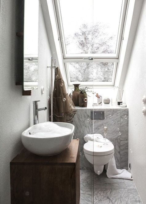 Adorable tiny bathroom Gravity Home, Small Space Bathroom, Scandinavian Bathroom, Attic Bathroom, Bad Inspiration, Tiny Bathrooms, Gorgeous Bathroom, Upstairs Bathrooms, Bad Design