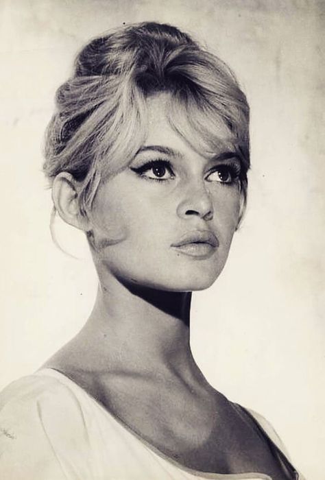 brigitte bardot Bardot Hair, Bridgette Bardot, Jean Shrimpton, Bridget Bardot, Look Magazine, Brigitte Bardot, White Photo, Hollywood Glamour, Vintage Beauty