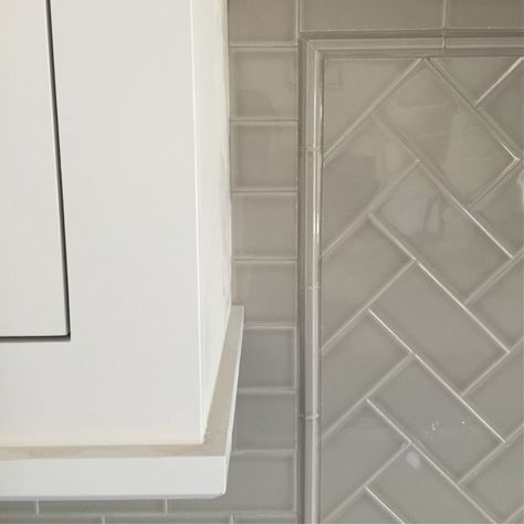 Splashback Kitchen Ideas, Mission Kitchen, Grey Kitchen Tiles, Tiles Backsplash, Subway Tile Backsplash Kitchen, Lake House Kitchen, Subway Tile Kitchen, Kitchen Redesign, Kitchen Backsplash Designs