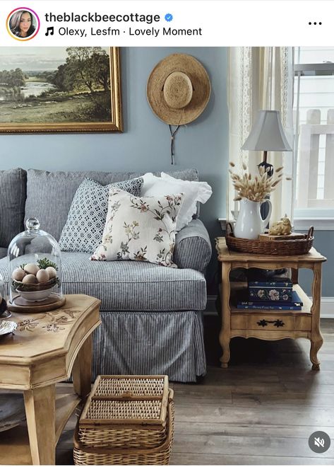 Blue Cottage Living Room, Country Style Living, Farmhouse Family Rooms, Country Style Living Room, Cottage Living Room, Mobile Home Decorating, Warm Home Decor, Blue Cottage, Cottage Living Rooms