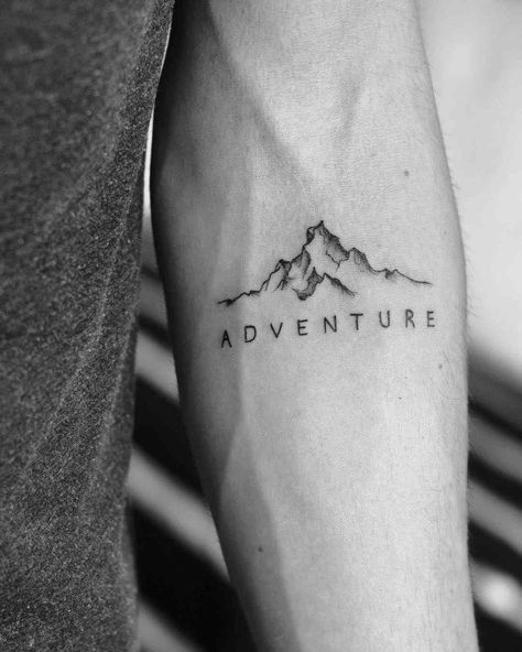 petit tatouage homme contours montagne mot aventure avant-bras Berg Tattoo, Tattoo Homme, Wörter Tattoos, Adventure Tattoo, One Word Tattoos, Tatuagem Masculina Pequena, Mountain Tattoo Design, Sanskrit Tattoo, Small Forearm Tattoos