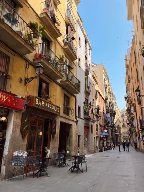 Streets Of Barcelona, Barcelona Trip Aesthetic, Barcelona Lifestyle, Barcelona Spain Aesthetic, Barcelona Vibes, Barcelona Life, Aesthetic Barcelona, Barcelona Streets, Living In Barcelona