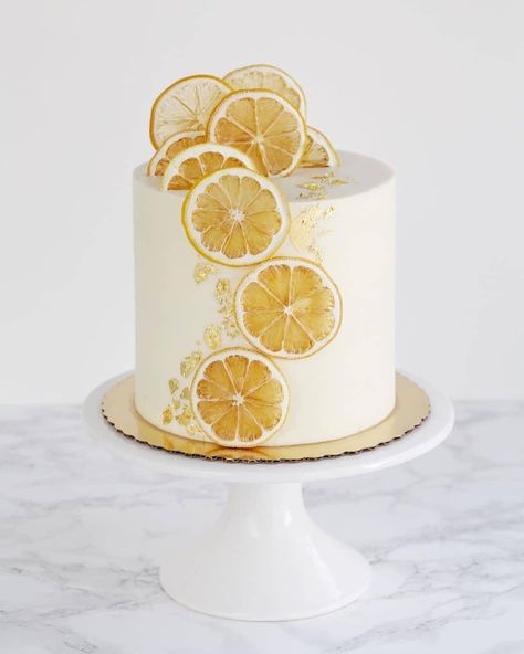 Wedding Cake Citrus, Surreal Food, New Cake Design, Lemon Layer Cake, Moist Lemon Cake, Lemon Layer Cakes, Chicken Cake, Birthday Cake Decorating Ideas, Make A Cake