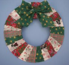 fabric wreath Christmas Decoration Crafts, Fun Wreaths, Seasons Craft, Lake Christmas, Easy Kids Christmas, Make A Christmas Wreath, Fabric Christmas Decorations, Wreath Paper, Christmas Wreath Craft