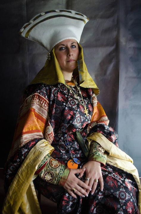 Anna Dokeianina Syrakousina Byzantine Fashion, Court Outfit, Medieval Fair, Sci Fi Character Design, Byzantine Jewelry, Eastern Roman, Early Middle Ages, Medieval Dress, Historical Costume