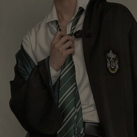 Slytherin Aesthetic Outfit, Slytherin Uniform, Harry Potter Uniform, Aesthetic Slytherin, Slytherin Clothes, Slytherin Outfit, Malfoy Aesthetic, Slytherin Fashion, Hogwarts Uniform