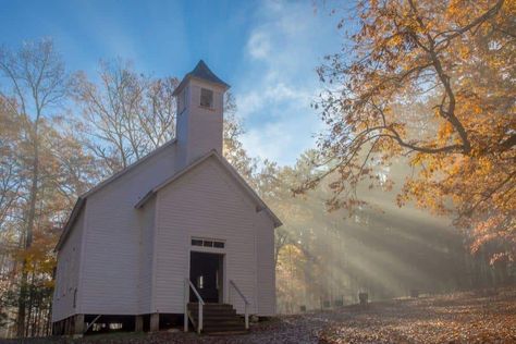 Cades Cove Photography, Cades Cove Tennessee, Old Country Churches, Mountain Pictures, Places In America, Gatlinburg Cabins, Tennessee Vacation, Cades Cove, Gatlinburg Tn