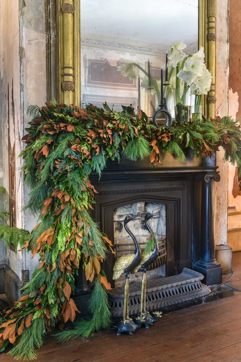 Large Christmas Arrangements, Christmas 2023 Trends Decoration, Tammy Connor, Historic Christmas, Mantle Decor Rustic, Rustic Christmas Mantle, Christmas Loft, Retail Installation, Christmas Mantle Garland