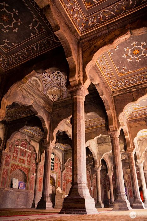 Badshahi Mosque, Chiniot | by Xubayr-Mayo Badshahi Mosque, Arab Aesthetic, Moorish Architecture, Magic Places, Mughal Architecture, Pakistan Travel, Mosque Architecture, Beautiful Mosques, Painted Walls