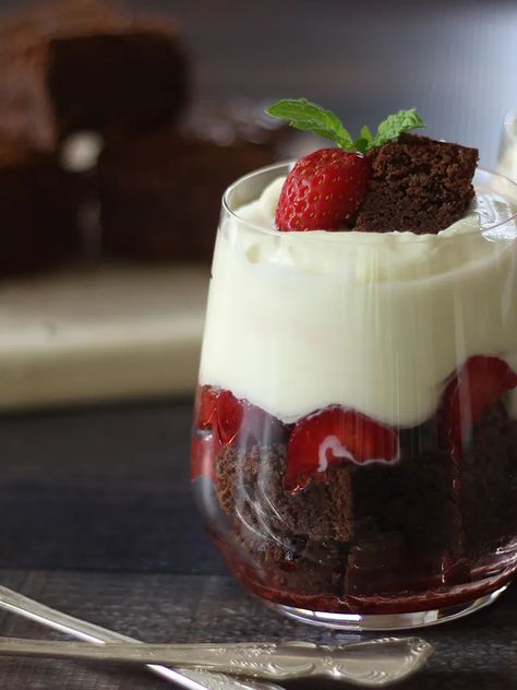 Brownie + Strawberry Cheesecake Parfaits - Recipes by Carina Strawberry Cheesecake Parfait, For Valentines Day Ideas, Recipes Valentines Day, Cheesecake Parfait Recipes, Strawberry Cheesecake Parfaits, Cheesecake Parfait, Parfait Recipe, Strawberry Parfait, Cheesecake Parfaits