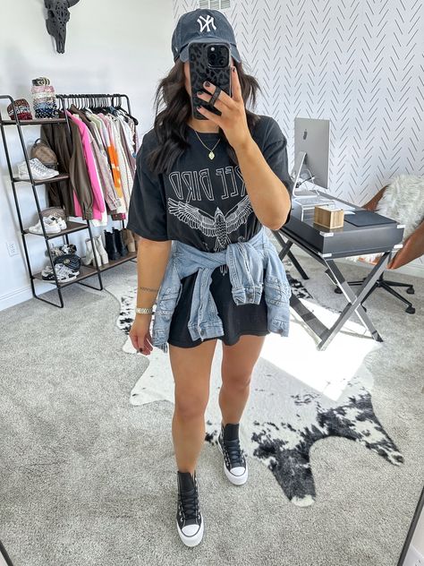 Oversized Tshirt Festival Outfit Women, Tee Shirt With Dress, How To Rock Big Tees, Graphic Shirt Dress Outfit, Grafic Tee Outfits Summer, Oversize Graphic Tee Outfits, Big Tshirt Outfits, Pregnant Concert Outfit Summer, Oversized Tshirt Outfit Concert