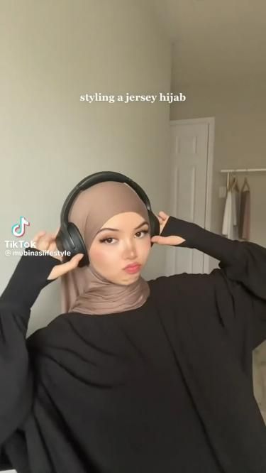 Hijab Styles With Headphones, Hijab Styles With Turtle Neck, Hijab Styles With Jersey, Hijab With Under Cap, Hijab Tips For Beginners, Hijab For Functions, Clean Hijab Style, Hijab With Turtle Neck, How To Do Hijab Step By Step