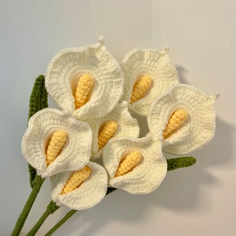 Crochet calla lily bouquet Calla Lily Crochet, Crochet Flower Top, Calla Lily Bouquet, Yarn Bracelets, Lily Bouquet, Crochet Bouquet, Paper Candy, Flower Top, Fun Crochet