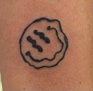 Wavy Smiley Face Tattoo, Tattoo Ideas Female Smiley Face, Trippy Finger Tattoos, Drippy Face Tattoo, Warped Smiley Face Tattoo, Smiley Hand Tattoo, Melty Smiley Face Tattoo, Alternative Tattoos Grunge Simple, Dripping Smiley Face Tattoo