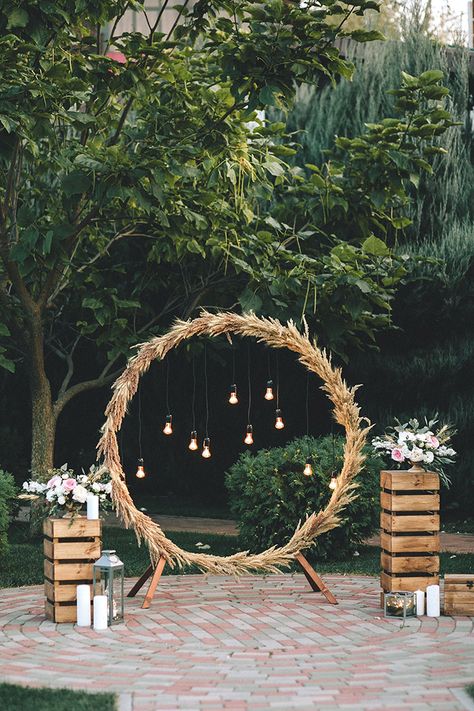 diy rustic circle outdoor wedding arches Lantern Decor Wedding, Diy Wedding Arch, Wedding Arch Rustic, Rustic Wedding Decorations, Wedding Hoop, Rustic Wedding Diy, Wedding Lanterns, Outdoor Wedding Decorations, Wedding Cake Designs