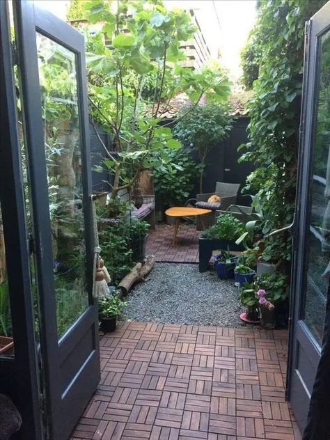 Patio With Potted Plants, Small Backyard Garden Design, Small Patio Design, Small Courtyard Gardens, Terrace Garden Design, Courtyard Gardens Design, Small Patio Garden, Small Courtyards, Small Backyard Gardens