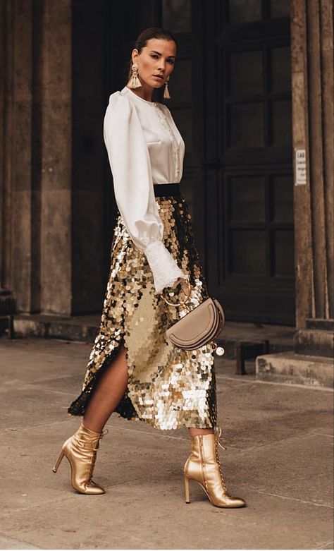 Inspiração de look para o ano novo - blusa branca, saia midi de paetê dourado e bota dourada Rok Outfit, Paris Chic, Fashion Festival, Sequin Outfit, Trendy Skirts, Moda Chic, Festival Clothing, Elegante Casual, Casual Winter Outfits