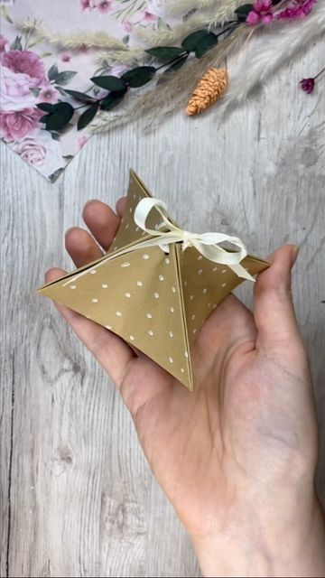 Diy Paper Boxes Easy, How To Pack A Gift, Gift Packing Ideas, Origami Gift Box, Recycled Paper Crafts, Christmas Gift Tags Diy, Gift Wrapping Techniques, How To Make An Envelope, Gift Tags Diy