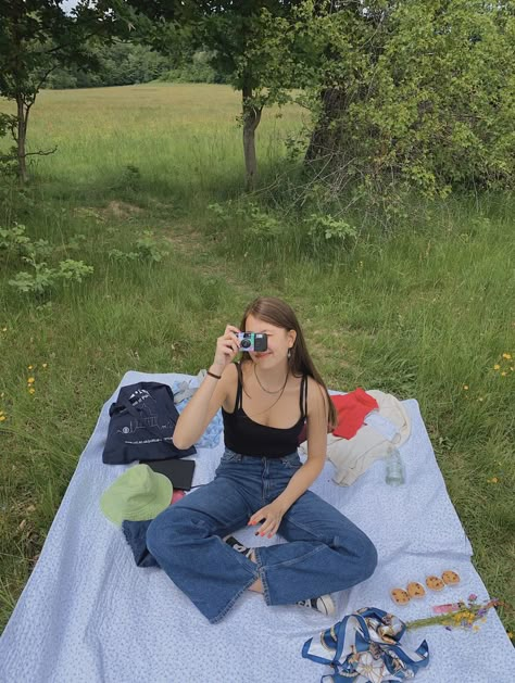 Picnic Painting Date, Piknik Outfit, Picnic Painting, Picnic Outfit Summer, Painting Date, Picnic Photo Shoot, Picnic Inspiration, Perfect Aesthetic, Perfect Picnic