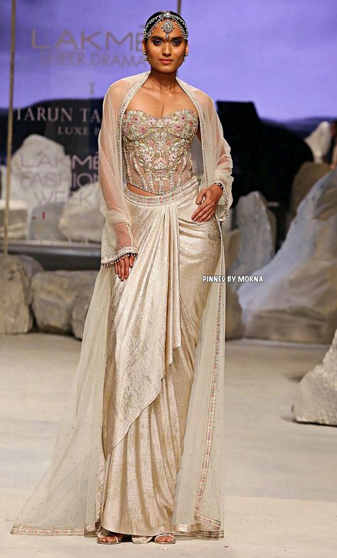 Tarun Tahiliani Saree, Indian Bridesmaid Dresses, Bride Photos Poses, Heavy Dresses, Fashion Illustrations Techniques, Fashion Artwork, Drape Gowns, Saree Blouse Patterns, Unique Blouse Designs