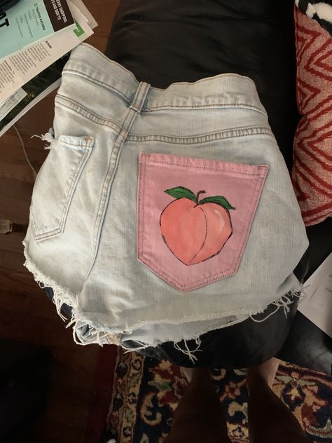 Thrift Outfits Ideas, Jean Painting, Thrift Outfit, Thrift Flip Ideas, Paint Jeans, Jean Art, Peach Paint, Painted Shorts, Clothing Projects