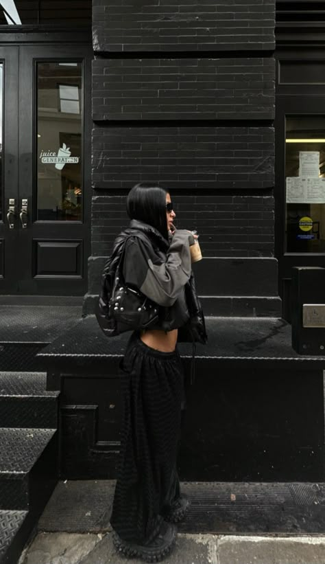 Street Style Dark Aesthetic, Black Chrome Outfit, Winter Nyfw Street Style, Uk Hood Aesthetic, Subversive Fashion Black Women, All Black Cold Weather Outfit, Go Yard Bag Outfit, Dark Feminine Street Style, All Black Feminine Outfit