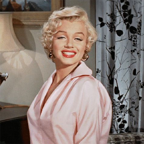 I hate looking like marilyn here we go again. - Google Search Gif Happy Birthday, Marilyn Monroe Gif, Beauty Forever, Norma Jean, Here We Go Again, Forever Young, Beautiful Wallpapers, Marilyn Monroe, Old Hollywood