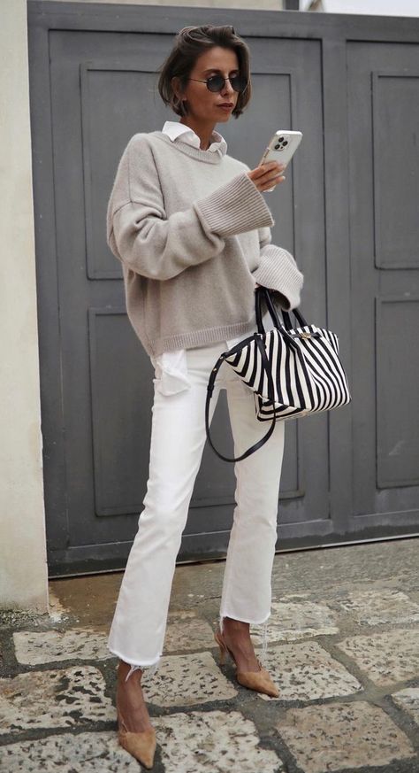 Witte Jeans Outfit, London Women Fashion, Outfit Minimalista, White Cashmere Sweater, White Pants Outfit, Look Jean, White Jeans Outfit, Style Casual Chic, Classic Style Outfits