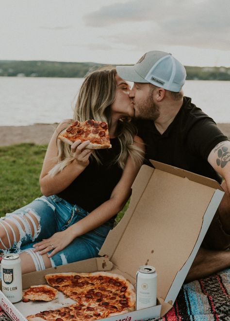 Pizza Picnic Photoshoot Couple, Pizza And Beer Engagement Pictures, Picnic Pre Wedding Shoot, Picnic Engagement Shoot Photo Ideas, Engagement Photoshoot Ideas Picnic, Pizza And Beer Couples Photography, Pizza And Beer Photoshoot, Backyard Engagement Shoot, Picnic Engagement Ideas