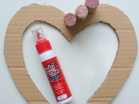 Valentine Cork Crafts, Valentine Wine Cork Crafts, Cork Heart Diy, Cork Hearts, Wine Cork Diy Projects, Cork Diy Projects, Cork Heart, Wine Cork Projects Wreaths & Garlands, Cork Crafts Christmas