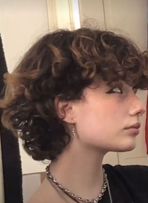 Non Binary Haircuts Curly, Short Hair Hair Styles, Non Binary Hair, Non Binary Haircuts, The Best Eyeliner, Fluffy Curly Hair, Hair Styles Short Hair, Tomboy Haircut, Styles Short Hair