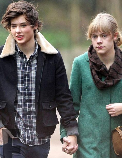 hahahahah..... harry style mixed with talor swift .... and talor swift mixed harry styles..... if u dont know who they are then....."GET A LIFE"!!!!! Harry Styles Looks, Harry Styles Taylor Swift, Airy Styles, Harry Taylor, Harry Styles Face, Taylor Swift Fotos, Face Swap, Celebrity Faces, Celebrity Look Alike