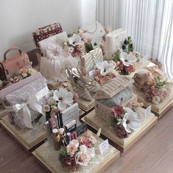 Hidden Hantaran Ideas, Engagement Packing Ideas For Bride, Dulang Hantaran Ideas, Hantaran Ideas, Dulang Hantaran, Wedding Gift Hampers, Hantaran Pernikahan, Wedding Sign Decor, Wedding Gift Pack