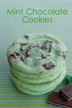 Mint Chocolate Chip Cookies, Resepi Biskut, Mint Chocolate Chip, Mint Chocolate Chips, Fun Baking Recipes, Easy Baking Recipes, Mint Chocolate, Chocolate Cookies, Cookie Bars