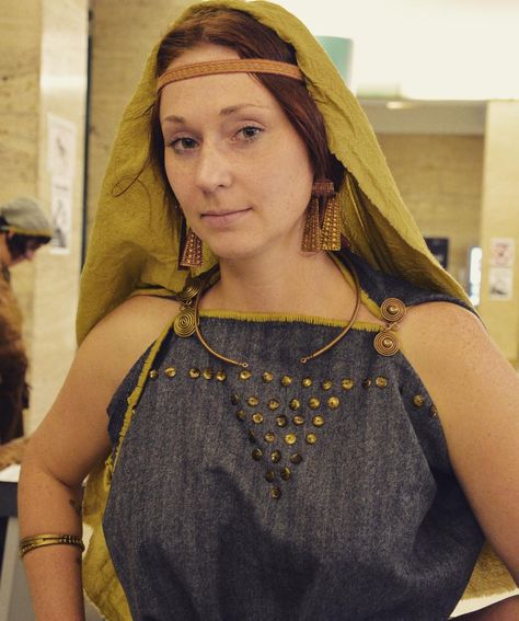 Pavel K. on Instagram: “An Early Iron Age woman in a costume with bronze appliqués and jewellery. The reconstruction should correspond to Ha C/D phase in the East…” Bronze Age Fashion, Iron Age Clothing, Cozy Apothecary, Ancient Gaelic Clothing, Bronze Age Clothing, Roman Britain Clothing, Ancient Ireland Clothing, Bronze Age Celtic Clothing, Roman Dress