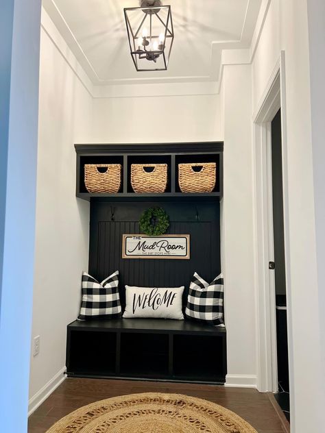 Black And White Mudroom Ideas, Mudroom And Workout Room, Small Room Entryway Ideas, Entrance Nook Ideas, Coat Cubby Entryway, Mudbench Entryway, Black Mudroom Bench, Minimalist Mudroom Ideas, Mud Area Entryway