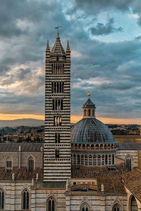 Italy Siena, Siena Cathedral, Holy Art, Siena Italy, Into The West, Living In Italy, Places In Italy, Vacation Days, Italy Photo