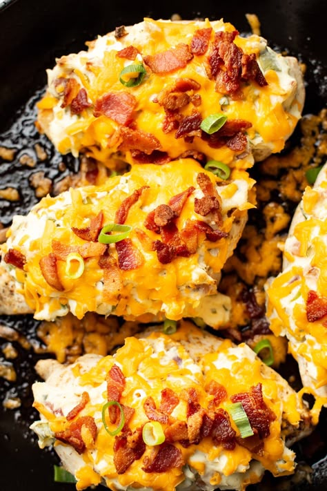 This cheesy chicken bacon ranch recipe is so good that everyone will want seconds! That cream cheese topping is incredible. Chicken Recipe Oven, Baked Salsa Chicken Recipe, Baked Salsa Chicken, Chicken Recipes With Cream Cheese, Chicken Bacon Ranch Bake, Salsa Chicken Recipe, Boursin Recipes, Chicken Breast Oven Recipes, Cheesy Chicken Recipes