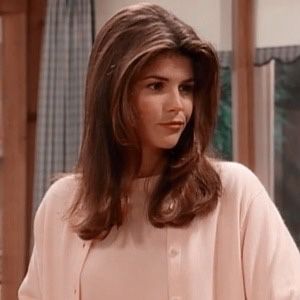 1995 Hairstyles, Becky Full House Hair, Becky From Full House, 90s Mom Hair, 90s Brunette, Becky Full House, Y2k Movies, Rachel Green Hair, Aunt Becky