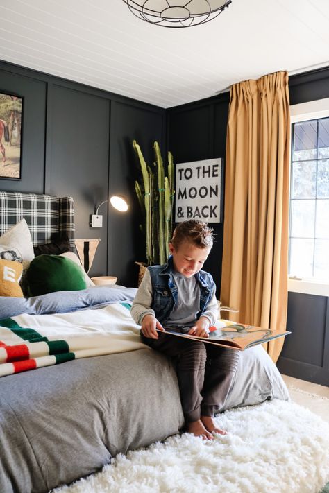 Bedroom Accent Wall With Tv, Industrial Kids Room, Colorful Boys Bedroom, Young Boy Bedroom Ideas, Schoolhouse Bedroom, Gray Kids Bedroom, Cozy Boys Bedroom, Boys Bedroom Rug, Retro Boys Room